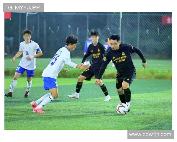 几大足球球星齐聚赛场展现非凡技艺谁将称霸绿茵场